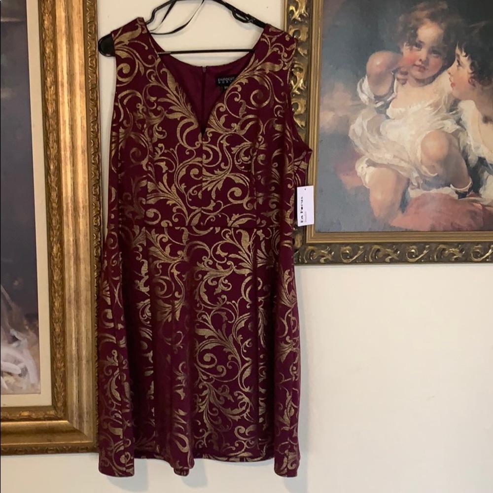 En Focus studio purple dress with gold patterns